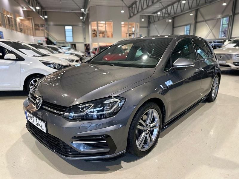 Mörkgrå Begagnad 2019 VW Golf VII R-line Halvkombi | 179 900 kr (Marknadspris) - Bild 1/4