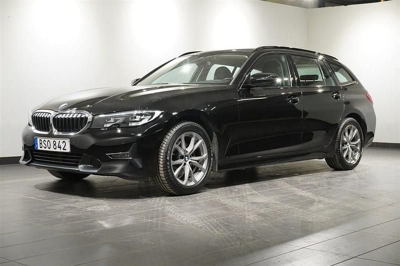 Svart Begagnad 2019 BMW 320 Sport Line Kombi | 279 900 kr (Bra pris) - Bild 1/4