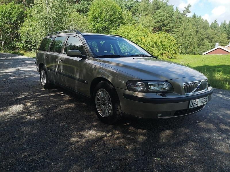 Ljusbrun (brun) Begagnad 2004 Volvo V70 Business Edition Kombi | 35 000 kr (Marknadspris) - Bild 1/4