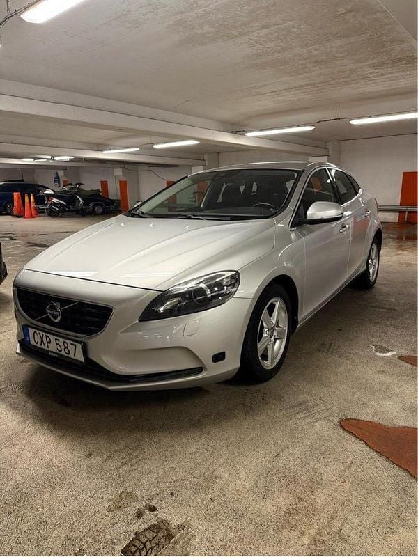 Silver Begagnad 2016 Volvo V40 Momentum Kombi | 84 900 kr (Bra pris) - Bild 1/4