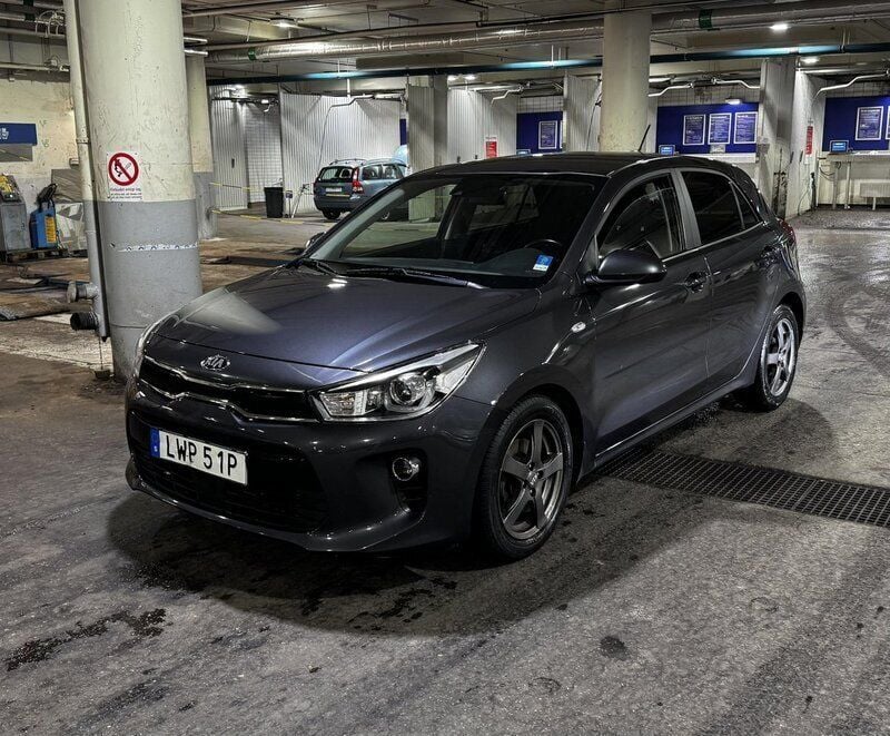 Grå Begagnad 2020 Kia Rio 2 Halvkombi | 150 000 kr (Superpris) - Bild 1/4