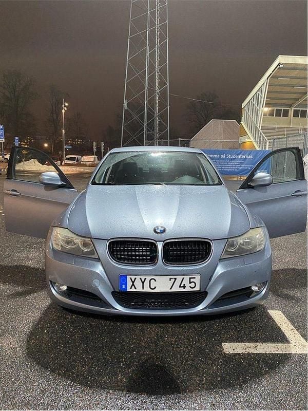 Blå Begagnad 2009 BMW 318 Sedan | 64 500 kr (Marknadspris) - Bild 1/4
