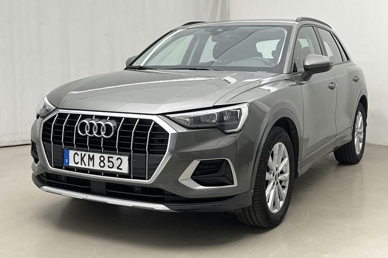 Grå Begagnad 2021 Audi Q3 Proline SUV | 259 000 kr (Marknadspris) - Bild 1/4