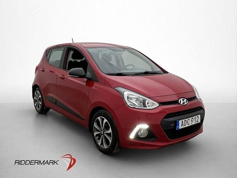 Begagnad Hyundai i10 Comfort 67 HK (49 kW) 2015 Mörkröd Halvkombi