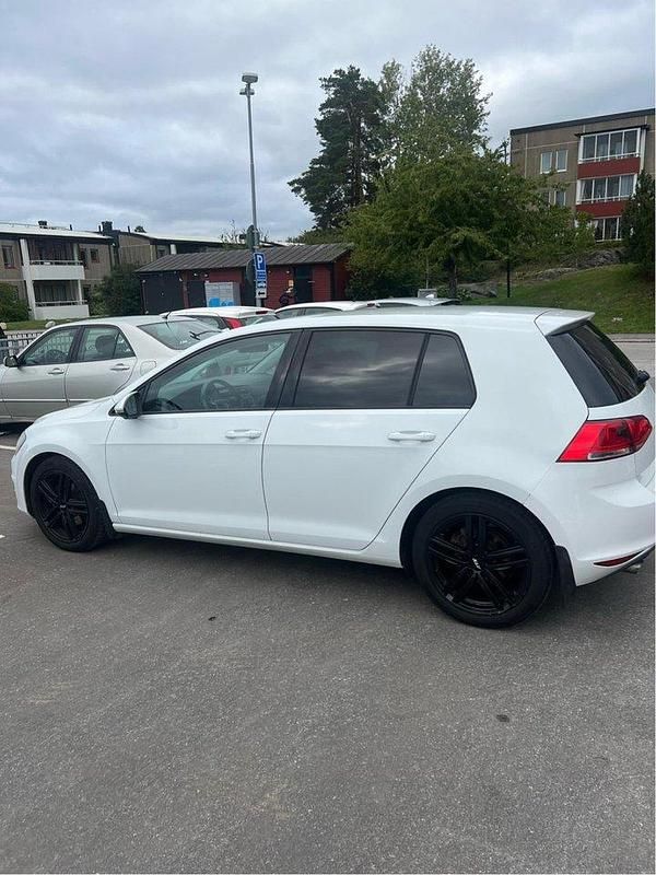 Vit Begagnad 2014 VW Golf VII Halvkombi | 86 999 kr (Marknadspris) - Bild 1/4