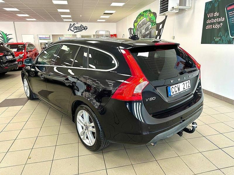 Svart Begagnad 2011 Volvo V60 Summum Kombi | 49 500 kr (Marknadspris) - Bild 1/4