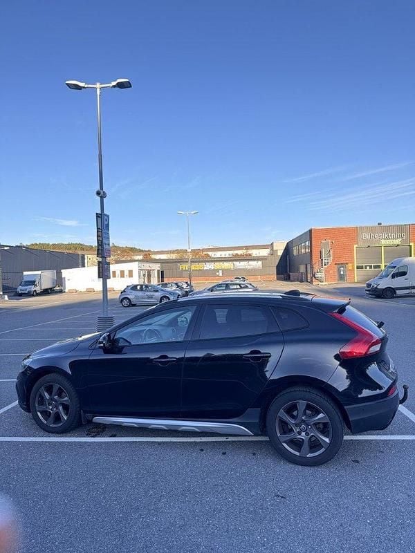 Svart Begagnad 2015 Volvo V40 CC Momentum Kombi | 110 000 kr (Bra pris) - Bild 1/4