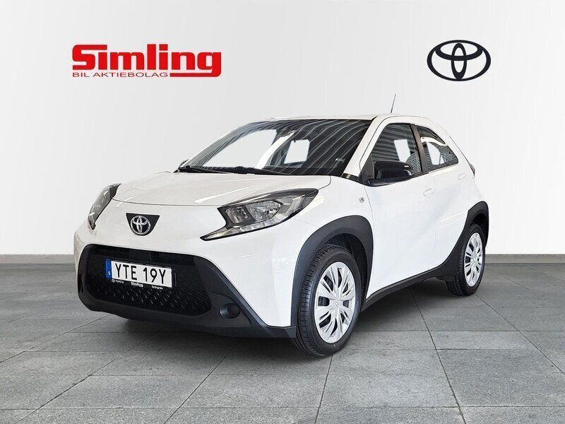 Vit Begagnad 2022 Toyota Aygo Play Halvkombi | 154 900 kr (Marknadspris) - Bild 1/3