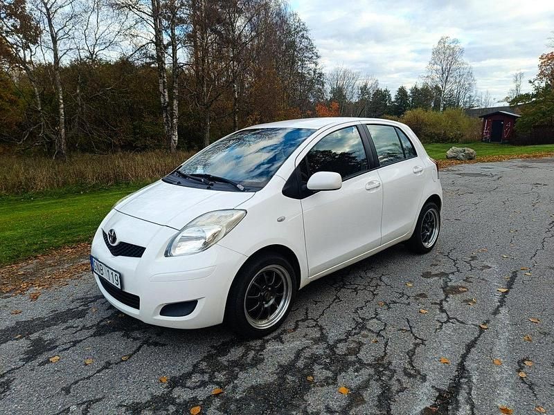 Vit Begagnad 2009 Toyota Yaris Halvkombi | 31 500 kr (Marknadspris) - Bild 1/4