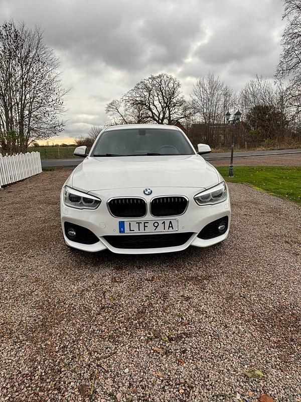 Begagnad 2019 BMW 120 Halvkombi | 215 000 kr (Superpris) - Bild 1/4
