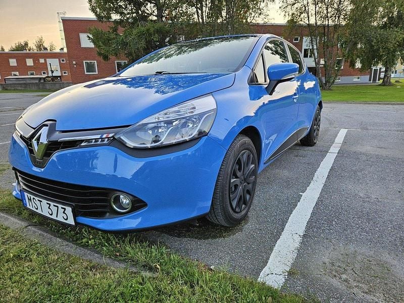 Blå Begagnad 2015 Renault Clio IV Halvkombi | 78 000 kr (Bra pris) - Bild 1/4