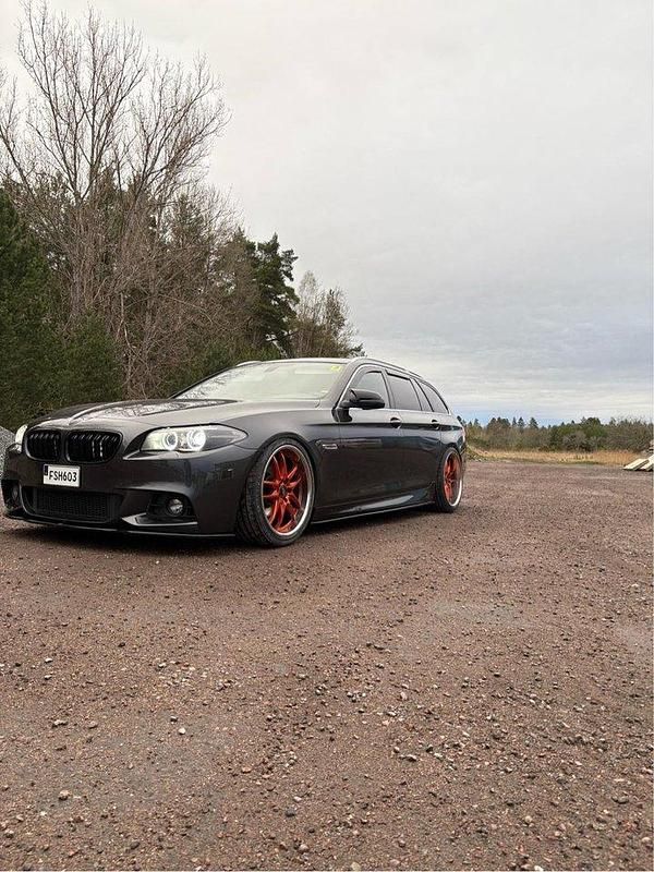 Grå Begagnad 2015 BMW 520 M Sport Kombi | 148 000 kr (Lite dyr) - Bild 1/4