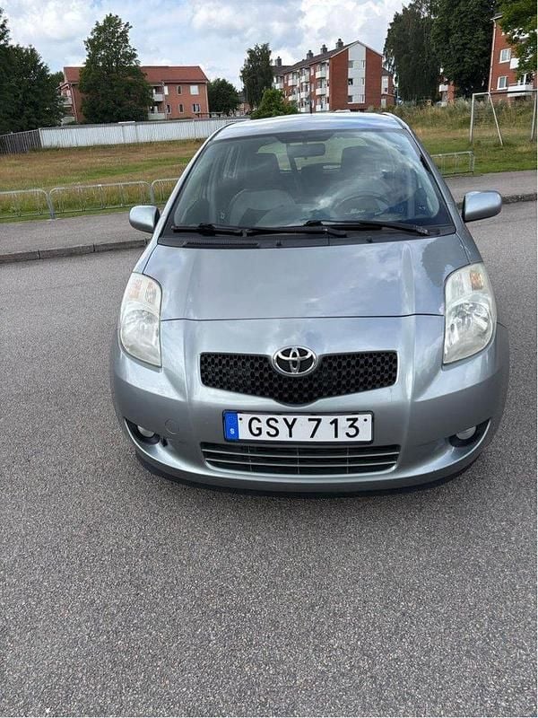Grå Begagnad 2007 Toyota Yaris Halvkombi | 45 000 kr (Superpris) - Bild 1/4
