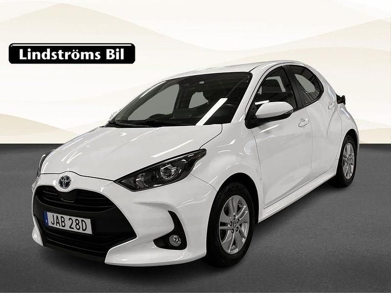 Vit Begagnad 2022 Toyota Yaris Hybrid Active Halvkombi | 204 900 kr (Bra pris) - Bild 1/3