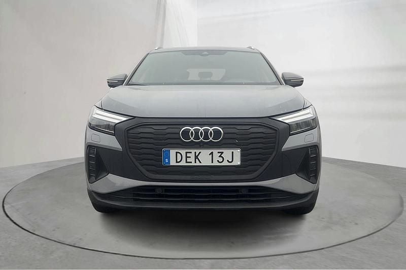 Begagnad Audi Q4 e-tron 150 kW (204 HK) 2024 Grå SUV