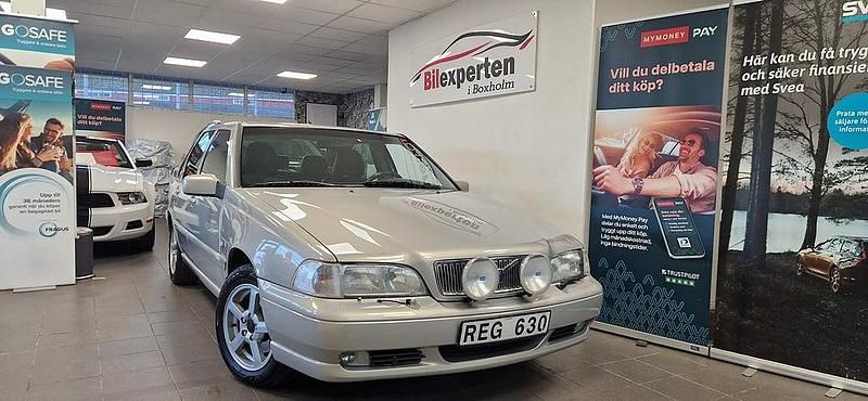 Ljusgrå Begagnad 1999 Volvo S70 Sedan | 44 900 kr (Marknadspris) - Bild 1/4