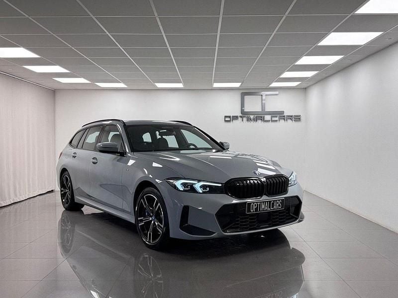 Grå (grå.) Begagnad 2023 BMW 330e M Sport Kombi | 479 900 kr (Marknadspris) - Bild 1/4