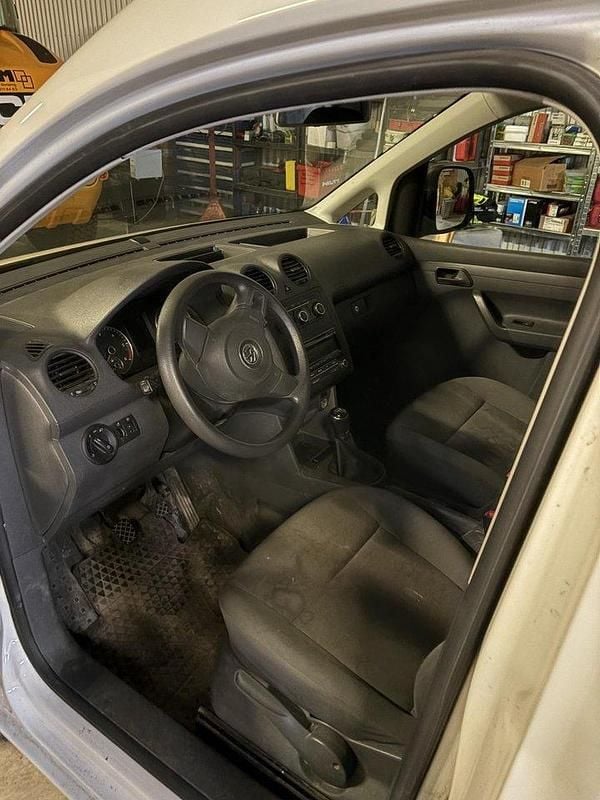 Vit Begagnad 2015 VW Caddy Minibuss | 85 000 kr (Marknadspris) - Bild 1/4