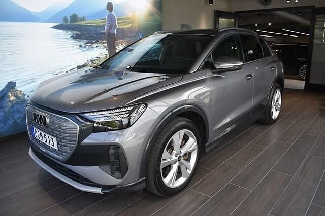 Grå Begagnad 2023 Audi Q4 e-tron Advanced SUV | 549 000 kr - Bild 1/4