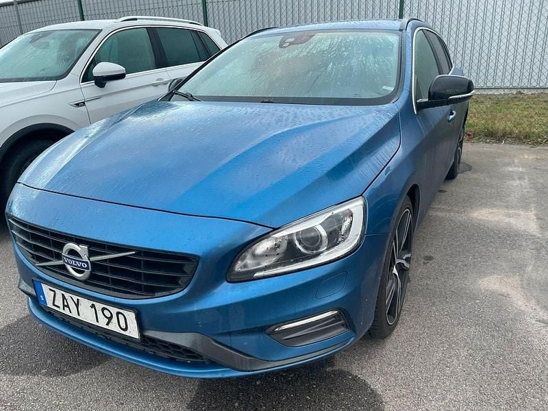 Blå (bursting blue metallic) Begagnad 2018 Volvo V60 R-Design Kombi | 185 000 kr (Superpris) - Bild 1/2