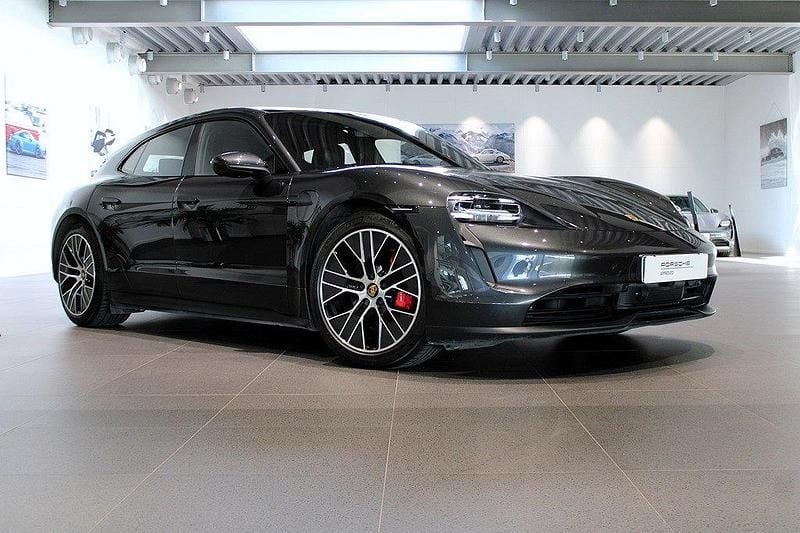 Grå Begagnad 2023 Porsche Taycan 4S Sport Turismo Sedan | 875 000 kr (Marknadspris) - Bild 1/4