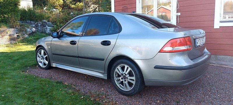 Silver Begagnad 2005 Saab 9-3 Linear Sedan | 10 000 kr (Bra pris) - Bild 1/1