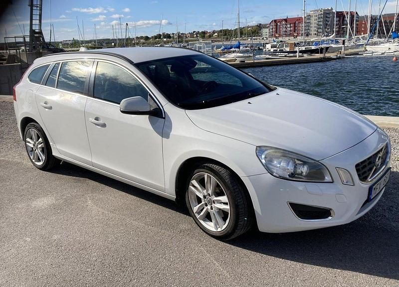 Vit Begagnad 2013 Volvo V60 Momentum Kombi | 98 000 kr (Marknadspris) - Bild 1/4