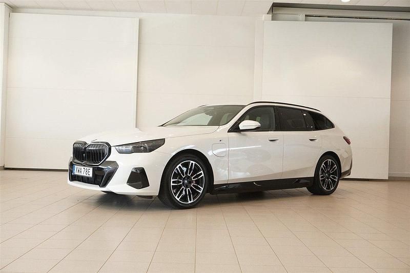 Vit Begagnad 2024 BMW 530e M Sport Kombi | 649 800 kr (Marknadspris) - Bild 1/4