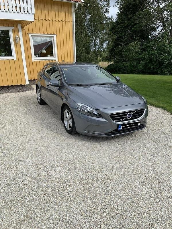 Grå Begagnad 2016 Volvo V40 Kinetic Kombi | 145 000 kr (Marknadspris) - Bild 1/4