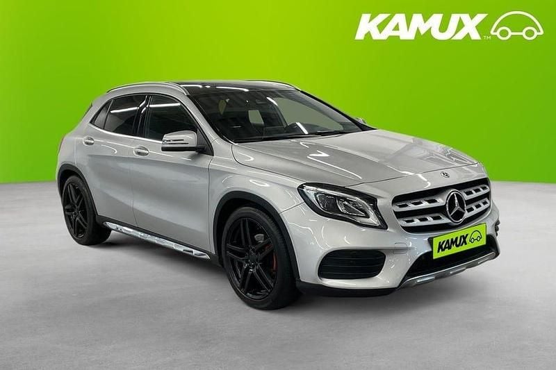 Silver/grå Begagnad 2018 Mercedes GLA200 AMG SUV | 229 800 kr (Marknadspris) - Bild 1/4