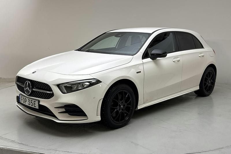 Vit Begagnad 2020 Mercedes A250 AMG line | 230 000 kr (Marknadspris) - Bild 1/4