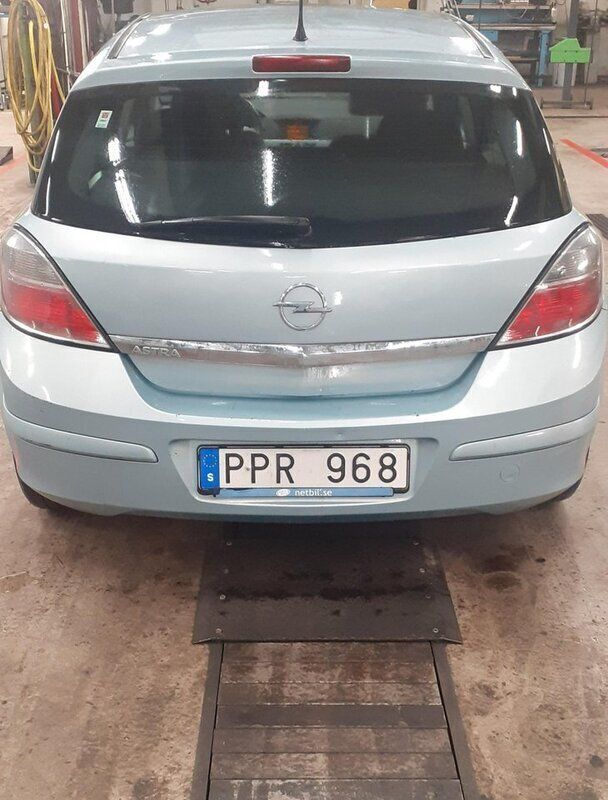 Blå Begagnad 2010 Opel Astra Halvkombi | 15 000 kr (Superpris) - Bild 1/4