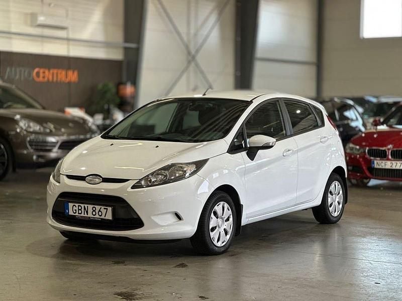 Vit Begagnad 2009 Ford Fiesta Trend Halvkombi | 34 900 kr (Marknadspris) - Bild 1/4
