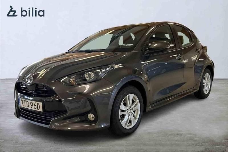 Grå Begagnad 2025 Toyota Yaris Hybrid Active Halvkombi | 249 900 kr (Marknadspris) - Bild 1/1