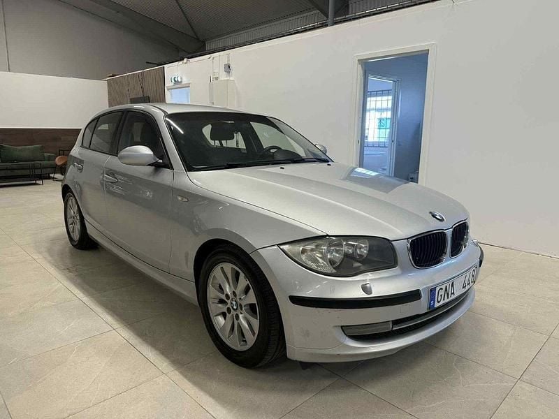 Ljusgrå Begagnad 2007 BMW 118 Advantage Halvkombi | 29 900 kr (Marknadspris) - Bild 1/4
