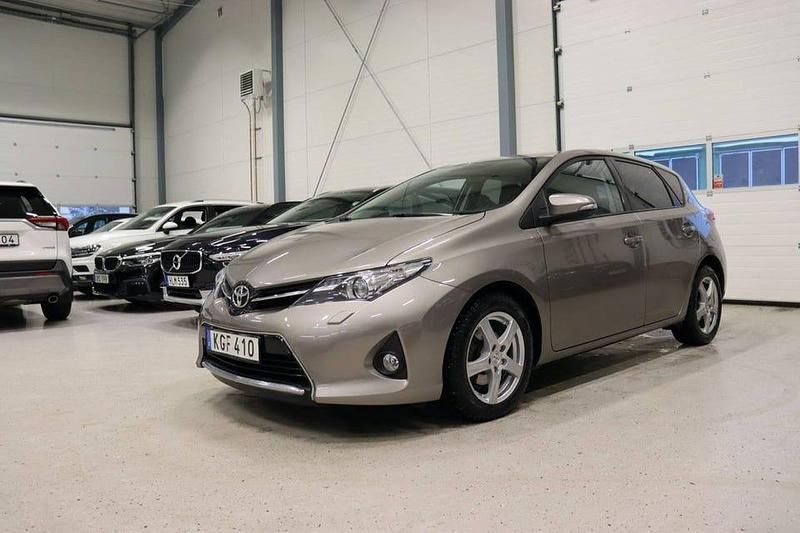 Brun Begagnad 2014 Toyota Auris Multidrive S Halvkombi | 134 900 kr (Marknadspris) - Bild 1/4