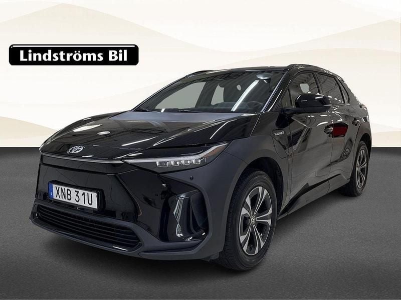 Svart Begagnad 2023 Toyota bZ4X Style SUV | 379 000 kr (Marknadspris) - Bild 1/3