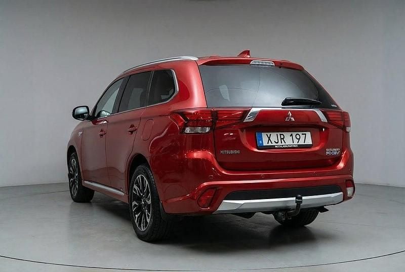 Begagnad Mitsubishi Outlander P-HEV 121 HK (88 kW) 2018 Röd SUV