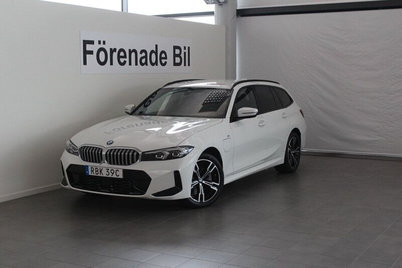 Vit Begagnad 2024 BMW 330e M Sport Kombi | 549 000 kr (Marknadspris) - Bild 1/4