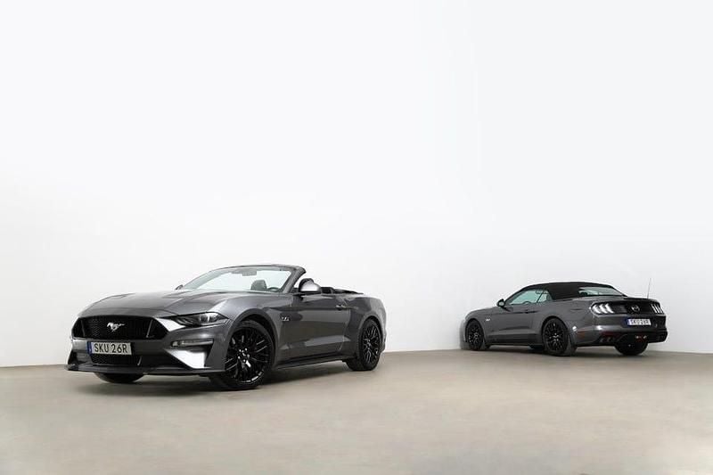 Grå Begagnad 2021 Ford Mustang GT Cab | 469 000 kr (Marknadspris) - Bild 1/4