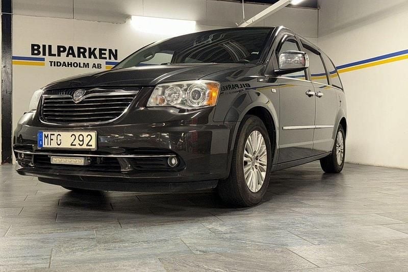 Grå Begagnad 2011 Lancia Voyager Minibuss | 129 900 kr (Marknadspris) - Bild 1/4