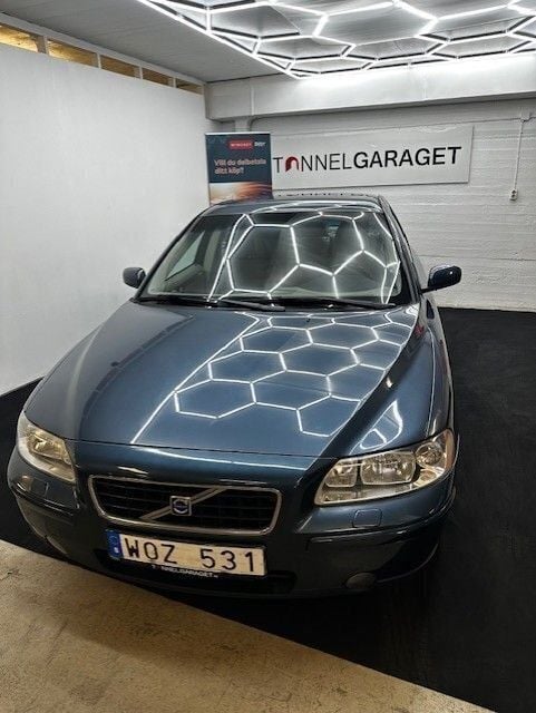 Blå Begagnad 2005 Volvo S60 Kinetic Sedan | 65 900 kr (Lite dyr) - Bild 1/4