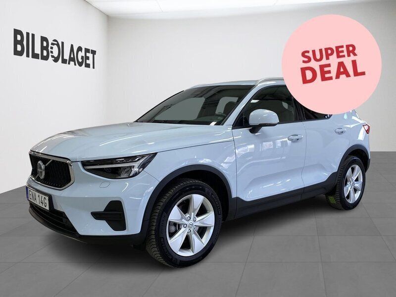 Ljusblå Begagnad 2023 Volvo XC40 Core SUV | 334 500 kr (Bra pris) - Bild 1/4