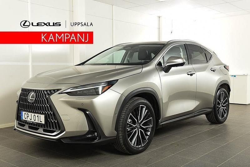 Ljusgrå (gråmetallic) Begagnad 2023 Lexus NX450h+ Luxury Line SUV | 614 900 kr (Marknadspris) - Bild 1/4