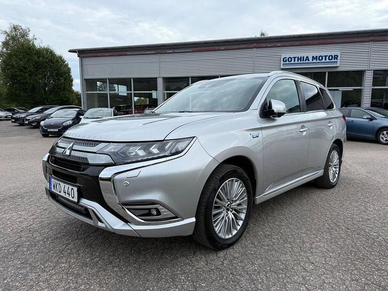 Silver Begagnad 2019 Mitsubishi Outlander P-HEV SUV | 184 900 kr (Marknadspris) - Bild 1/4