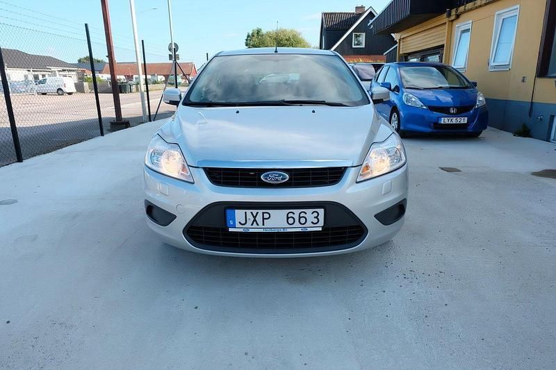 Grå Begagnad 2010 Ford Focus Trend Halvkombi | 32 900 kr (Dyr) - Bild 1/4