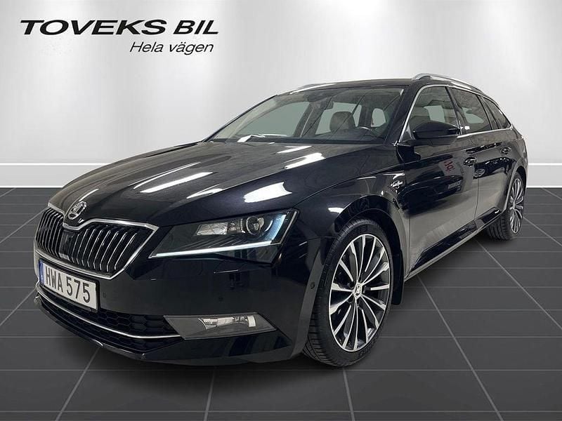 Svart (black magic pärleffekt) Begagnad 2016 Skoda Superb LAURIN & KLEMENT Kombi | 209 000 kr (Marknadspris) - Bild 1/4