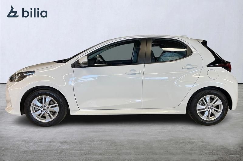Begagnad Toyota Yaris Hybrid Active 92 HK (67 kW) 2023 Vit Halvkombi