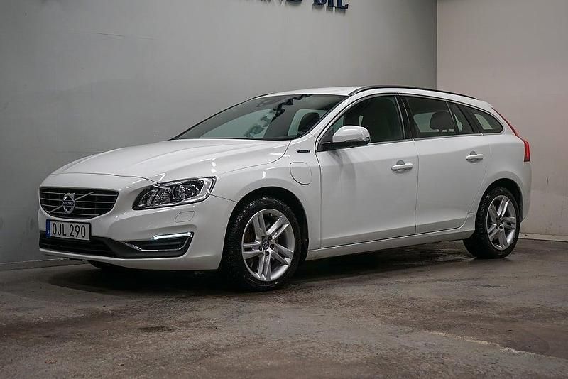 Begagnad Volvo V60 Momentum 163 HK (119 kW) 2016 Vit Kombi