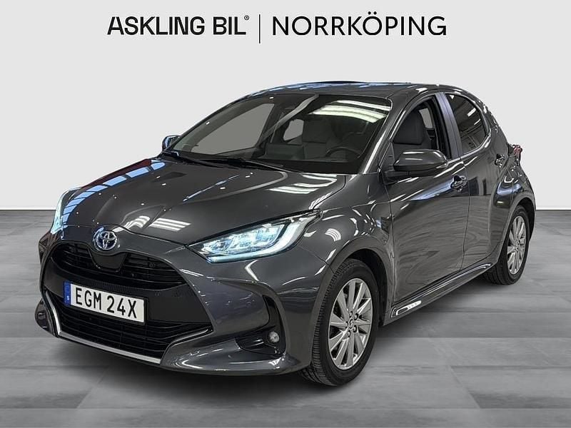 Mörkgrå (grå) Begagnad 2022 Toyota Yaris Hybrid Edition Halvkombi | 219 000 kr (Marknadspris) - Bild 1/4